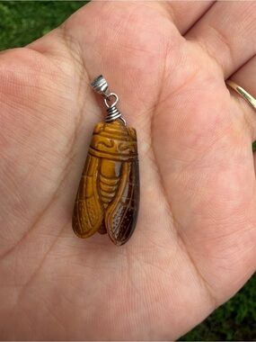 925 Sterling Silver Carved Cicada Pendant Necklace in Honey Brown